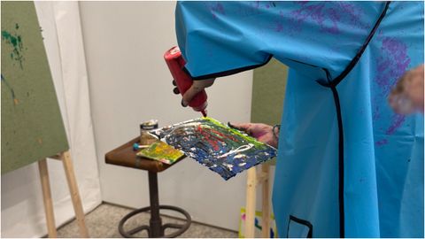 Un momento de una de las activiades de lanzado de pintura