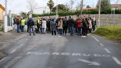 Protesta en San Paio, Gu�samo, por la peligrosidad de la carretera