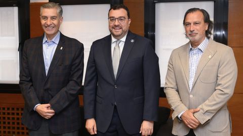 El presidente del Principado de Asturias, Adri�n Barb�n (c) recibe este viernes al presidente del Real Oviedo, Mart�n Pel�ez (i), y al director de planificaci�n estrat�gica, Antonio Virgili