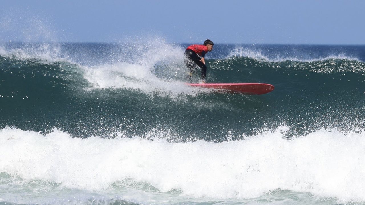 Alessandro Demartini y Mia Ramakers conquistan las «potentes» olas de A Marosa en la fiesta del surf de Burela