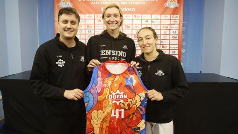 Suso Garrido, Lydia Giomi y Alicia Fl&oacute;rez, en el Pazo con la camiseta que lucir&aacute; el Ensino en la Copa de la Reina, inspirada en un mural del artista lucense Diego As.