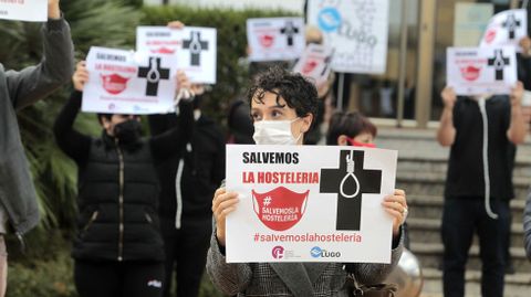 Los participantes en la protesta llevaban carteles con el lema  Salvemos la hosteler�a 