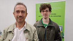 El consejero de Vivienda de Asturias, Ovidio Zapico, y el portavoz del edificio de la Sareb del n�mero 3 de la calle R�o Pilo�a, en Gij�n, Pepo Gonz�lez