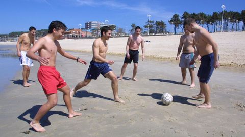 Jovenes jugando con un baln en la playa de Samil un dia de calor en 2001. 