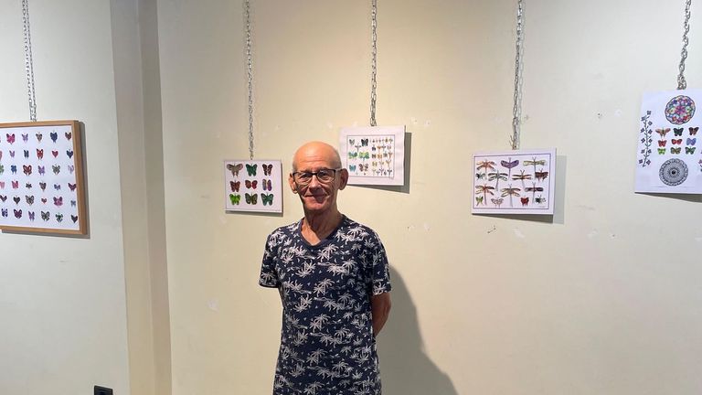 Enrique Toscano con algunas de sus creaciones