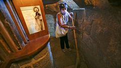 Rito de barrer en la ermita de A Lanzada, Sanxenxo