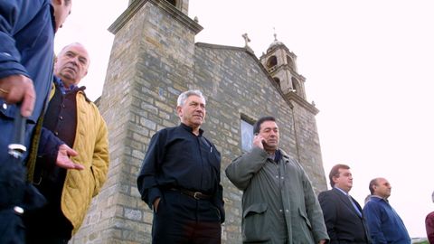El cura y el alcalde de Mux�a controlando las maniobras desde el Santuario da Virxe da Barca