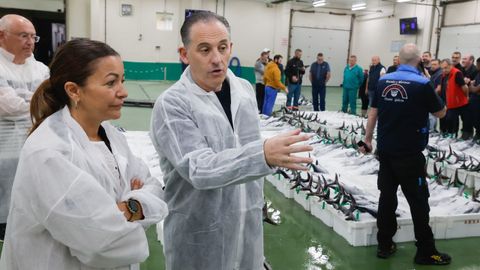 A conselleira de Mar, Marta Villaverde, con Miguel Neira e Sergio L�pez na lonxa de Burela
