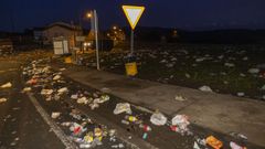 Basura en numerosas calles y parcelas de Bu�o el d�a despu�s de la Mikaela