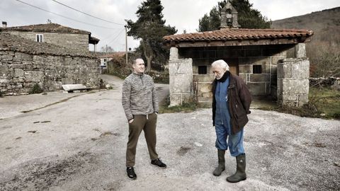 José Ignacio Román y José Manuel Galán, vecinos de San Paio do Carballal, ante la capilla en la que contemplan instalar el desfibrilador