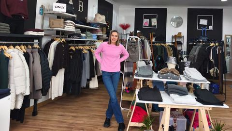 Esta joven empresaria nacida en Ma��n en su comercio, donde antes estaba Masha, en la avenida Escola de Gaitas
