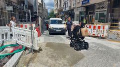 Dificultades de Andr�s L�zaro para trasladarse de su casa en Ram�n Cabanillas a cualquier sitio del centro porque las rampas no est�n adaptadas