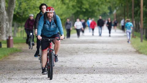 Gente haciendo deporte o paseando por Pontevedra