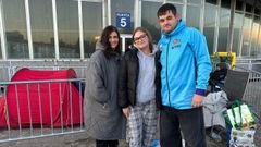 ngela, situada a la izquierda, acompaada de su hija Catalina y el novio de esta, pasaron la noche a los pies del Coliseum haciendo cola para estar en primera fila en el concierto de Quevedo