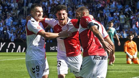 Ferran Jutgl�, Hugo �lvarez y Borja Iglesias, celebrando uno de los goles del Celta ante el Alav�s.