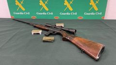 Arma y cartuchos incautados al detenido en Langreo