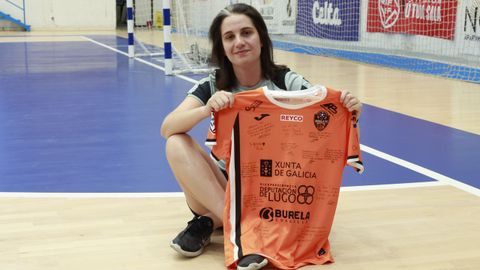 Ya de regreso a Ferrol, Bel&eacute;n Feal muestra en A Malata la camiseta que le dedicaron sus jugadoras tras cerrar la liga en Guadalcac&iacute;n.