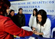 Una mujer someti�ndose a un control en la plaza de la Constituci�n ayer por la ma�ana. 
