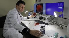 Germ�n Bou, jefe de Microbiolog�a del Chuac, observando el crecimiento del cultivo en una de las placas