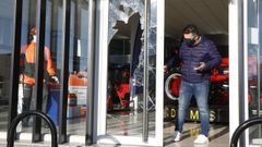 Los ladrones reventaron el cristal de la puerta de la entrada para acceder a la tienda