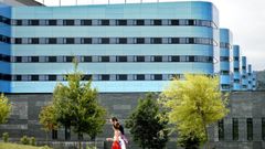 Imagen de una de las alas del hospital Cunqueiro, con �rboles enfrente