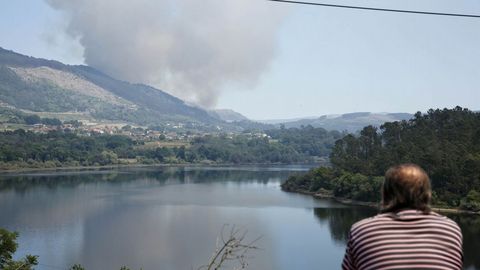 Incendio forestal en la parroquia de Laias, en Cenlle, al lado de la A-52, aparentemente provocado por un camin ayer y que calcin 20 hectreas de masa forestal