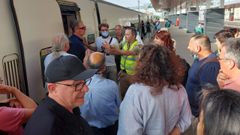 Miguel Anxo Fern�ndez, en primer t�rmino y con gorra, al bajarse del tren en Zamora