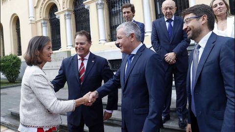 La ministra de Industria, Comercio y Turismo en funciones, Reyes Maroto (i), saluda al presidente de la Federaci�n Asturiana de Empresarios (FADE), Belarmino Feito (2d), a su llegada a Oviedo 