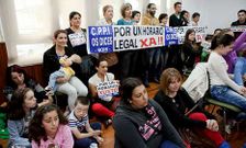 A la espera de lo que decida el AMPA, varios padres dicen que seguir�n pidiendo cambio de horario. 