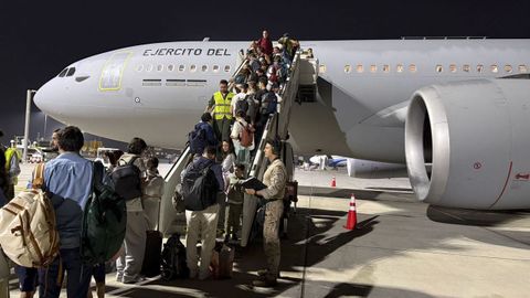Espa�oles evacuados en un avi�n del Ej�rcito.
