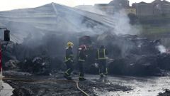 Cenizas tras el voraz incendio en la nave de reciclaje de Acteco en el pol�gono industrial de Sab�n, en Arteixo
