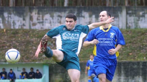 Un partido entre el Ourol (de azul) y el Abad�n, en el 2006.