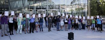 Concentracin para recordar a Isabel Fuentes, delante del edificio judicial de la ciudad de Ourense. 