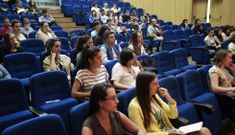 El p�blico sigui� con atenci�n las primeras ponencias del curso que acabar� el viernes. 