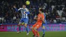Miguel&nbsp; Loureiro remate de cabeza un bal&oacute;n ante la mirada de Arnau Comas.