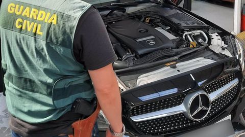 Agente de la Guardia Civil junto al coche de la estafa