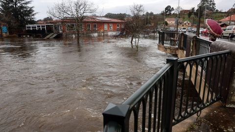 El r�o Umia desbordado a su paso por Cabanelas