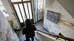 Vista del interior del portal apuntalado, en el n�mero 12 de la calle Mugardos.