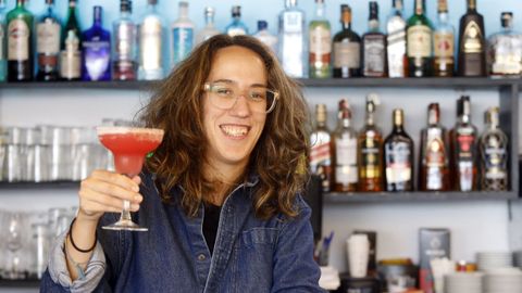 Ana Pinz�s posa en el local P�njamo de Nigr�n�con la elaboraci�n de Margarita premiada.