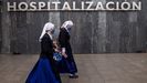  La banda de gaitas Ciudad de Oviedo toc hoy en formacin frente a las puertas del Hospital Universitario Central de Asturias (HUCA),