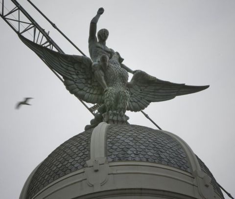 La escultura que corona el edificio de Uni�n F�nix le da a la calle un aire de Gran V�a. 