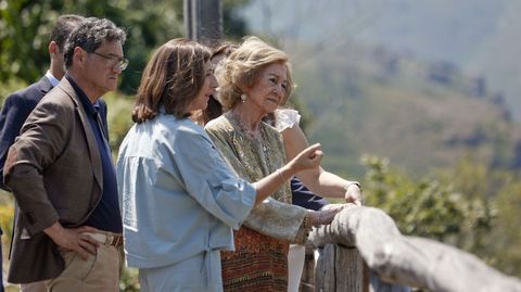 La conselleira, con la reina em�rita, en la aldea de Vilamor