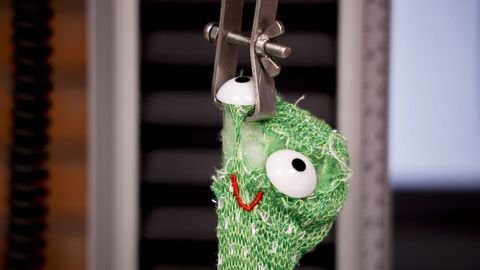 El ojo del cactus se separ� al tirar de �l, por lo que no es un juguete apto para estar en el mercado. �Seguramente el fabricante puso alg�n dispositivo abajo para que el ojo no se desprendiera, pero no cont� con que el punto se fuera a romper. Son millones de cositas a las que hay que estar atento�, explican desde el laboratorio.