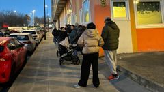 Cola a las puertas de la escuela infantil Parrulos de Vio�o