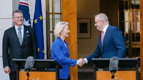 La presidenta de la Comisi�n Europea, Ursula von der Leyen, y el primer ministro de Australia, Anthony Albanese, durante la conferencia de prensa en la que presentaron las principales l�neas del acuerdo comercial.