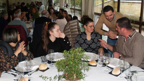 Rub�n Moure (de pie) elabora alg�n vino en colaboraci�n con la bodega de Pablo Gonzalez (a la derecha)