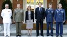 El expresidente Zapatero y la fallecida exministra de Defensa Carme Chac�n junto al vicealmirante Manuel Rebollo Garc�a (izquierda); el teniente general de Tierra, Fulgencio Coll (ahora en Vox); el teniente general del Ej�rcito del Aire Jos� Julio Rodr�guez Fern�ndez (ahora en Unidas Podemos); y el teniente general del Aire Jos� Jim�nez Ruiz