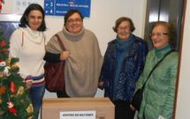 Marisa Mira (primera por la derecha) en una recogida de donaciones en el centro de mayores de Abanca