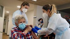 Una sanitaria pone hoy domingo la vacuna contra el coronavirus
