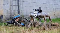 La Brilat se adiestra con un perro robot armado con un fusil